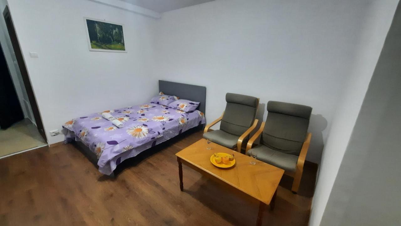 Lovely 1 Bedroom With Free Street Parking Apartment