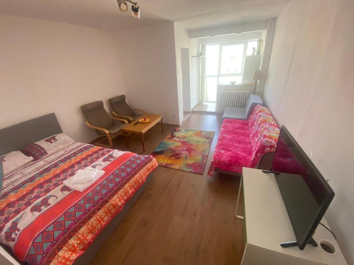 Lovely 1 Bedroom With Free Street Parking Apartment *
